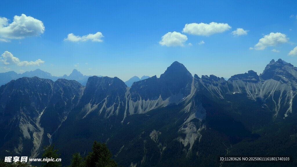 壮丽巍峨的连绵山脉景观