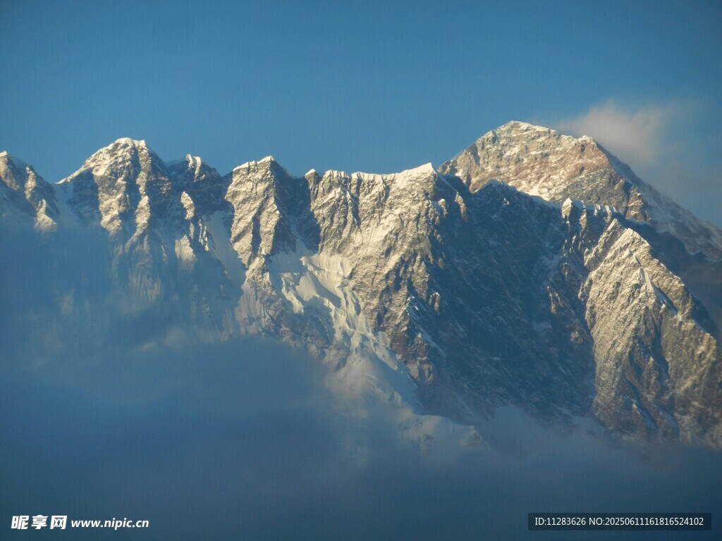 巍峨雪山映蓝天