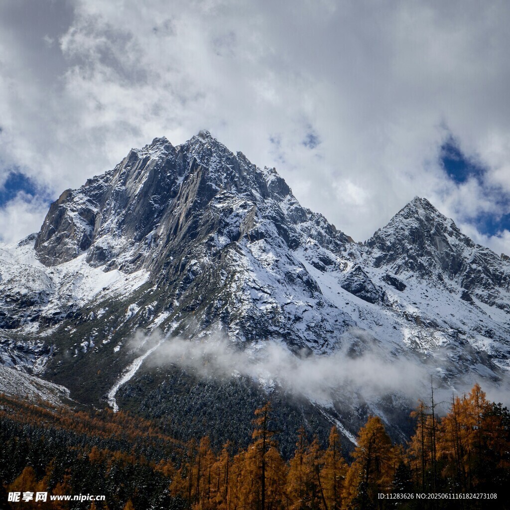 雪山秋景
