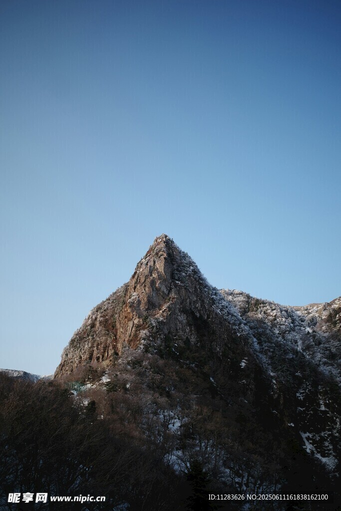 巍峨雪山尖