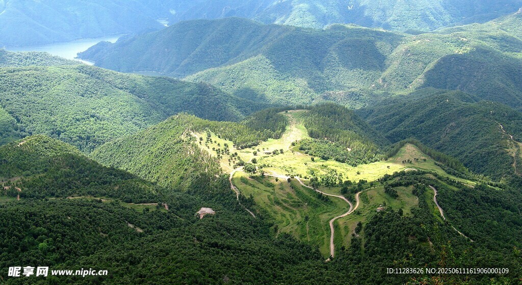 俯瞰山间村落美景