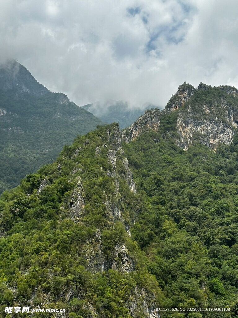 山峦叠翠间的绿意风光