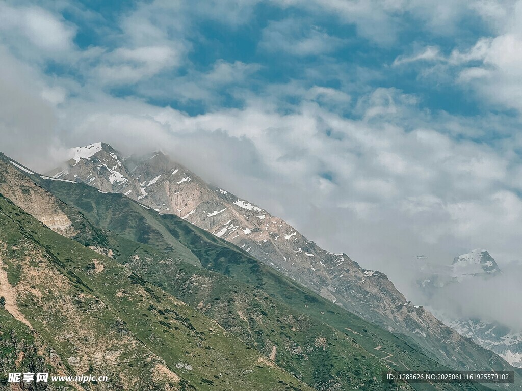巍峨山峦云雾缭绕