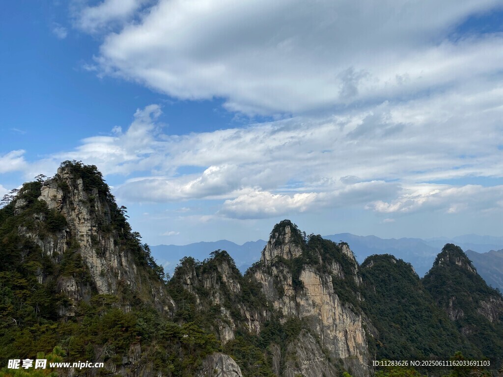 壮丽群山与蓝天白云美景