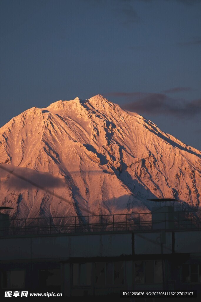 夕阳下的壮丽雪山