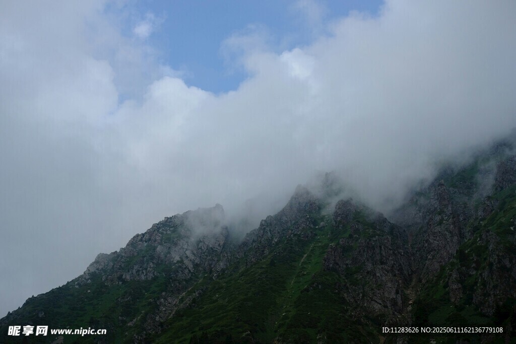 云雾缭绕的青山美景