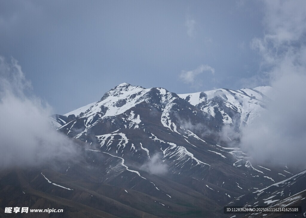 云雾缭绕的壮丽雪山