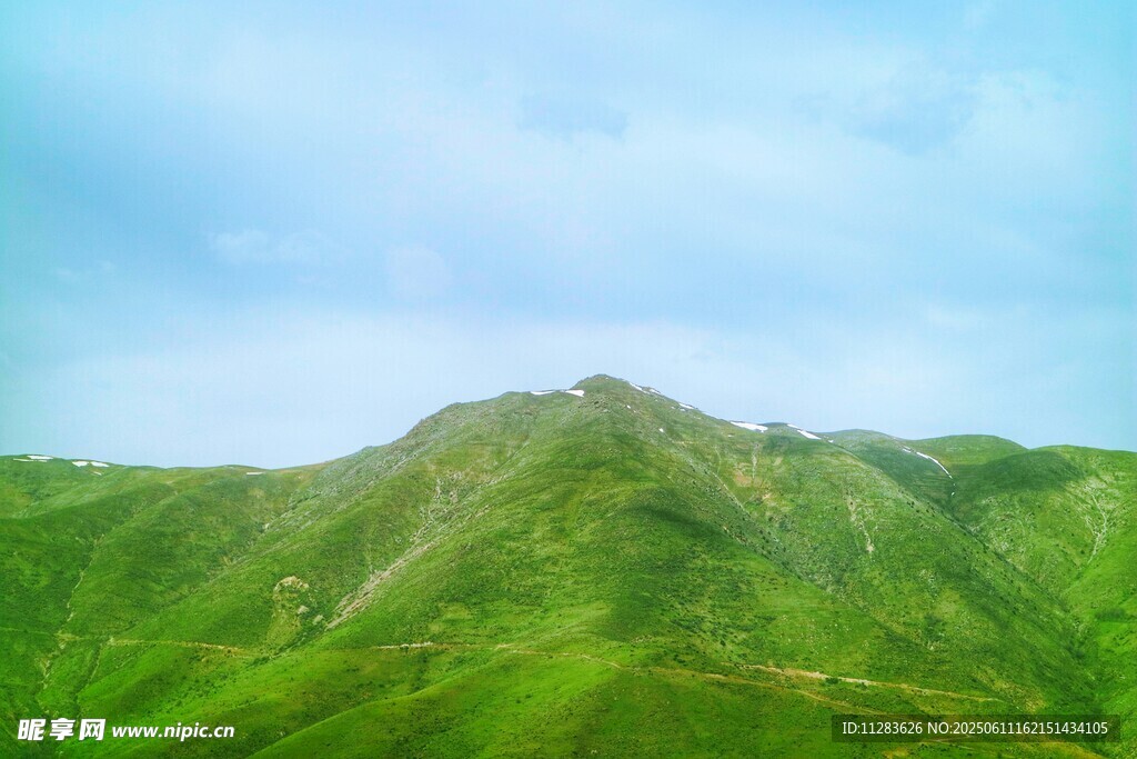 翠绿山峦