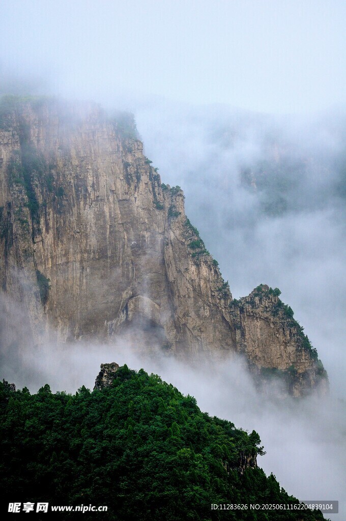云雾缭绕的壮丽山峰