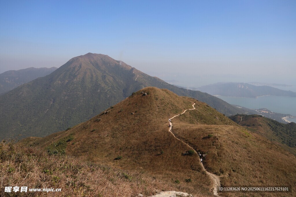 山间小径蜿蜒于秀丽山峦
