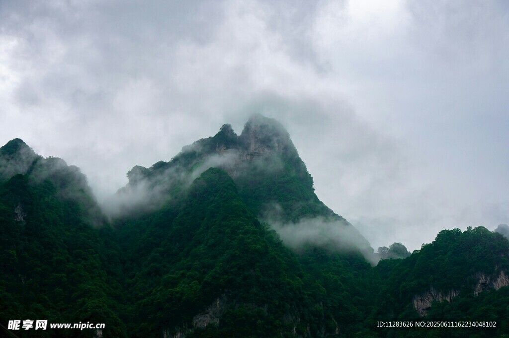 云雾缭绕的巍峨山峰