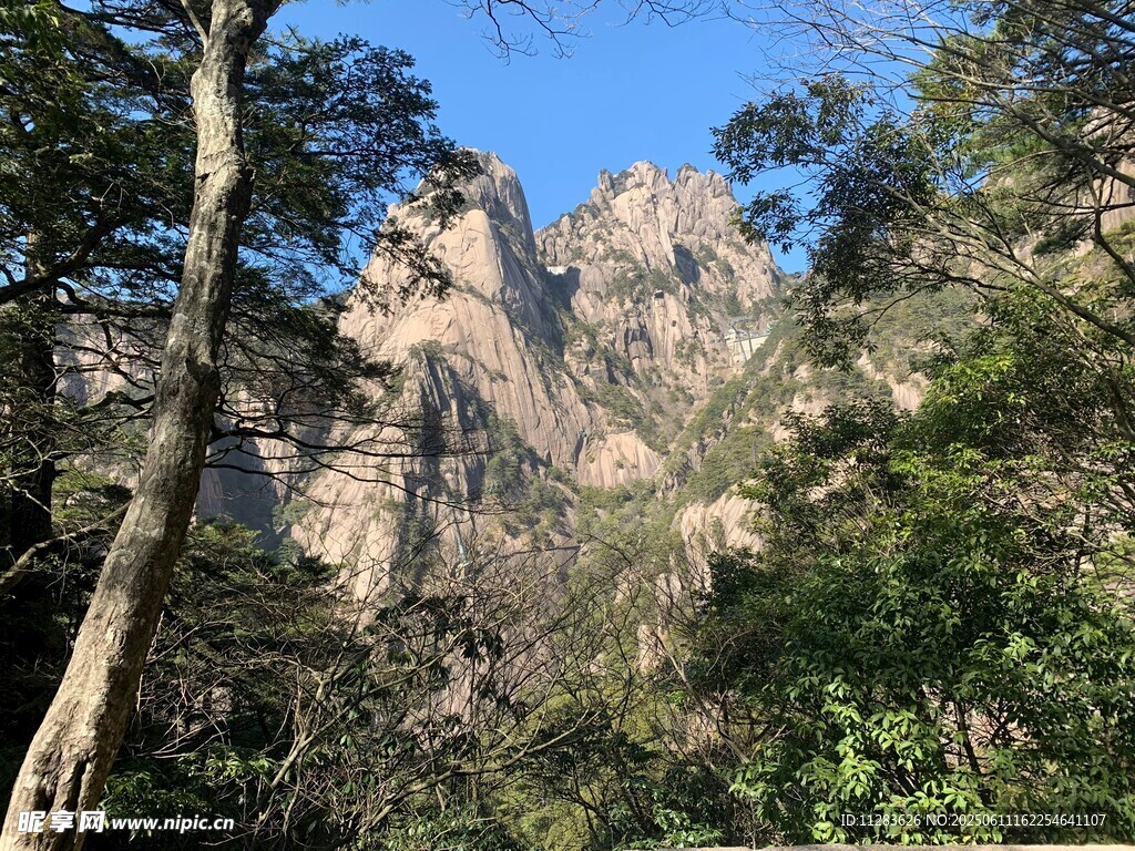 山林间的壮丽奇峰