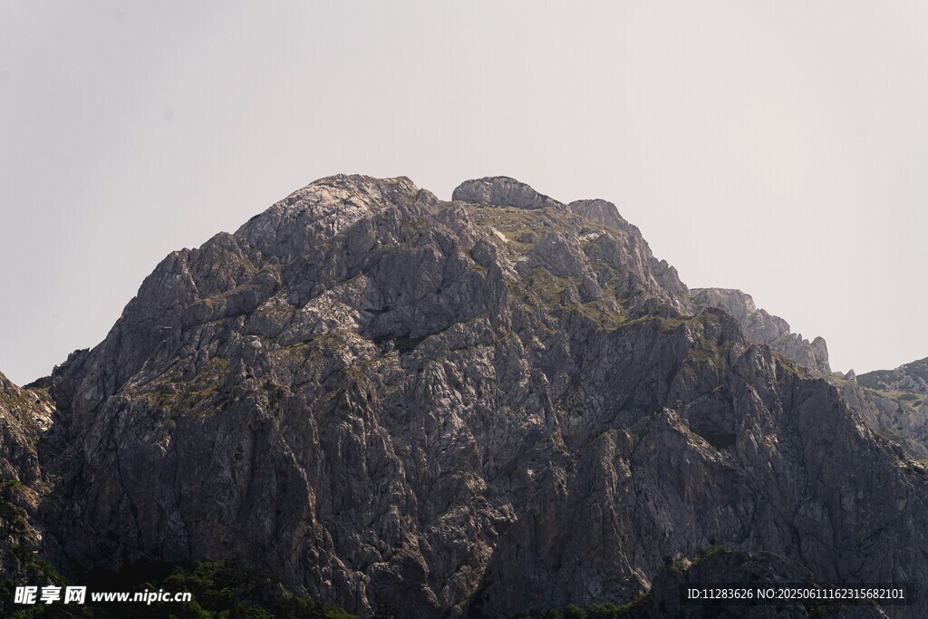 巍峨嶙峋山峰