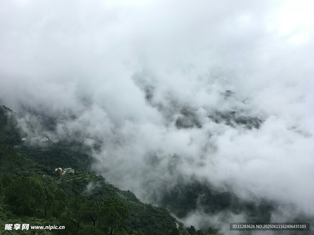 云雾缭绕的山间美景