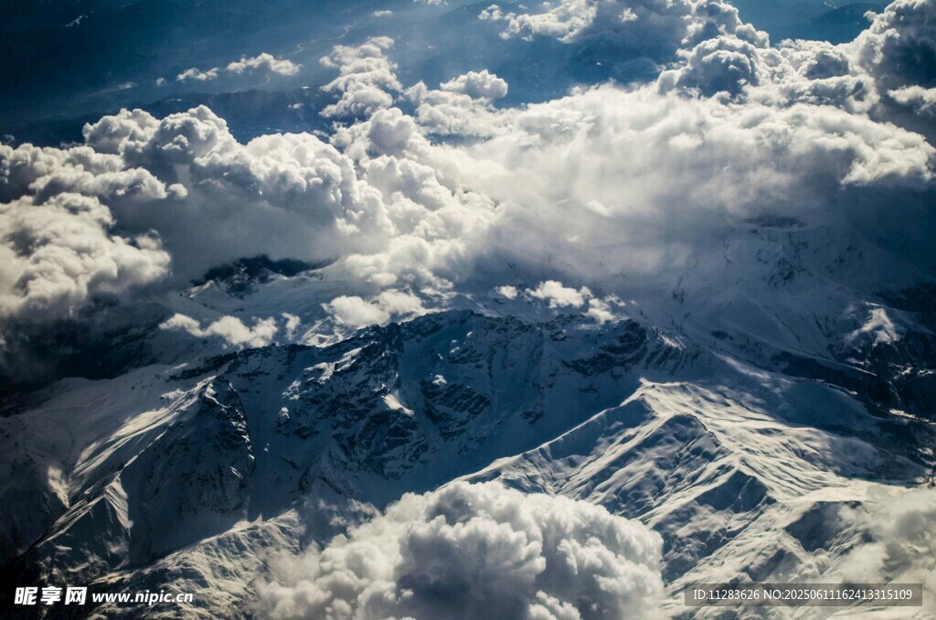 高空俯瞰壮丽云海雪山