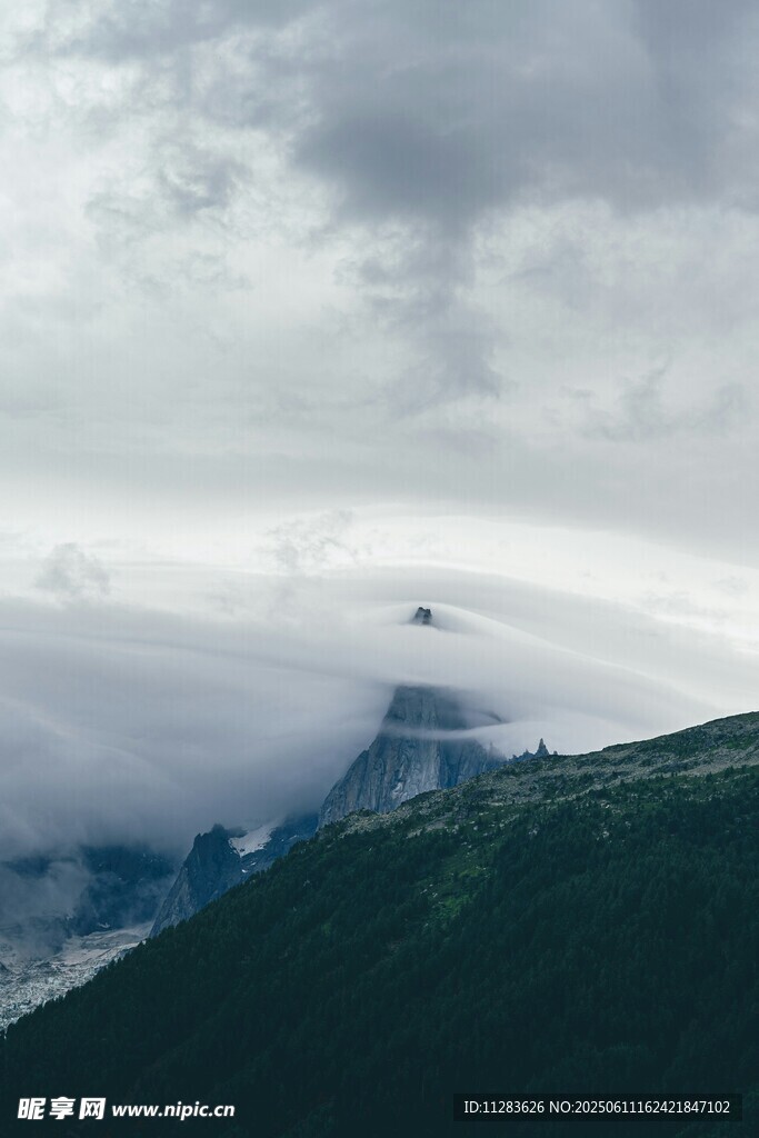 云雾缭绕的山峦美景