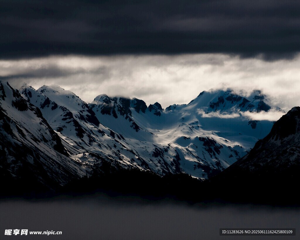 壮丽雪山与阴沉天空景观