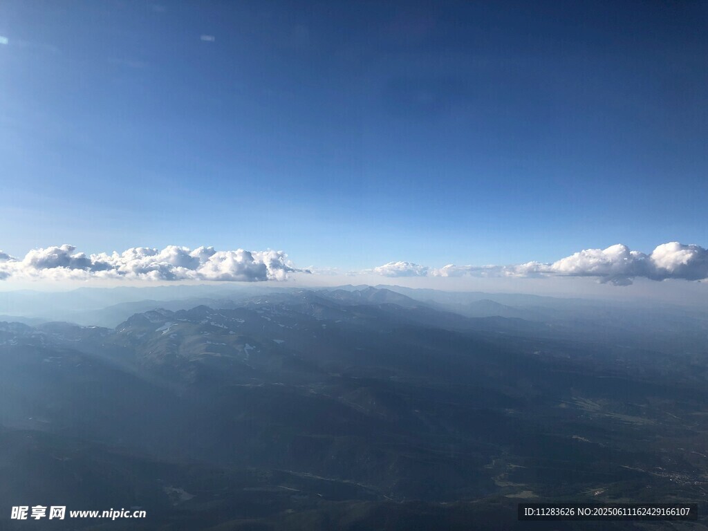 高空俯瞰云海蓝天美景