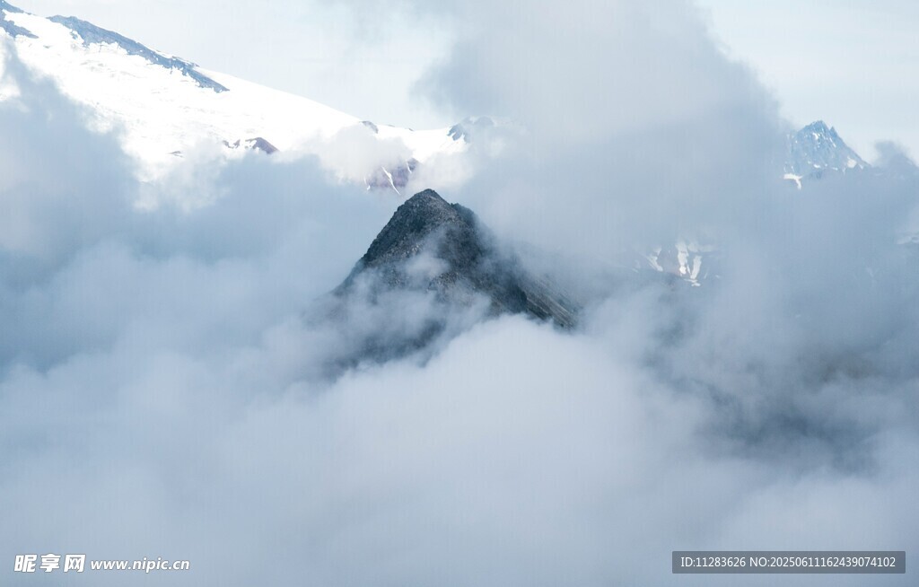 云雾缭绕中的巍峨山峰
