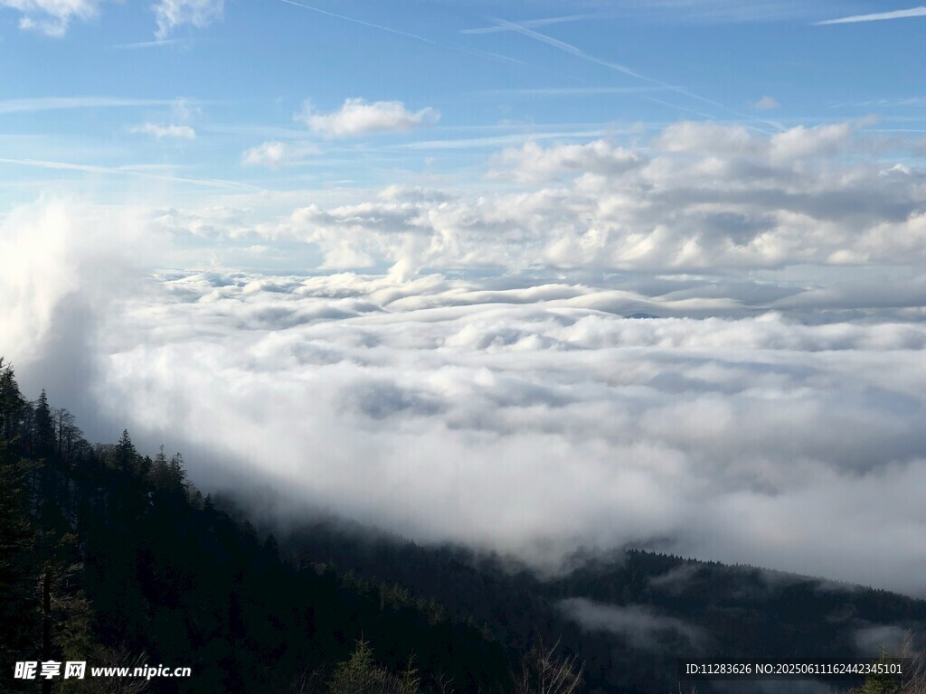 云海漫卷山间美景