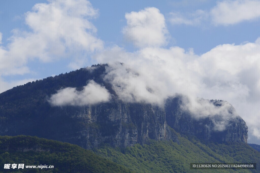 巍峨山峦云雾缭绕