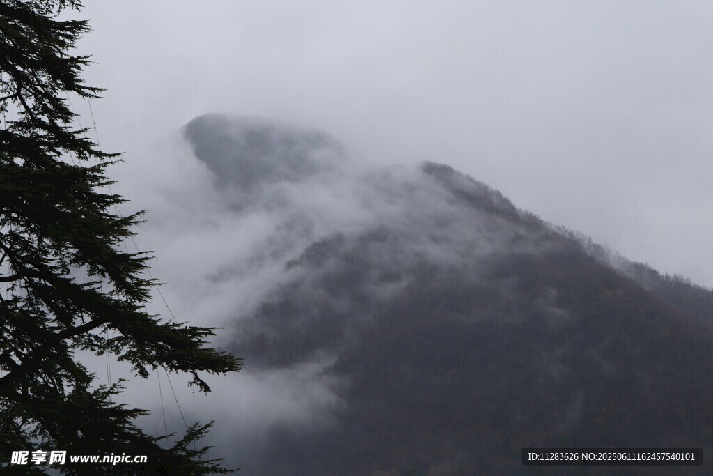 云雾缭绕的巍峨山峰