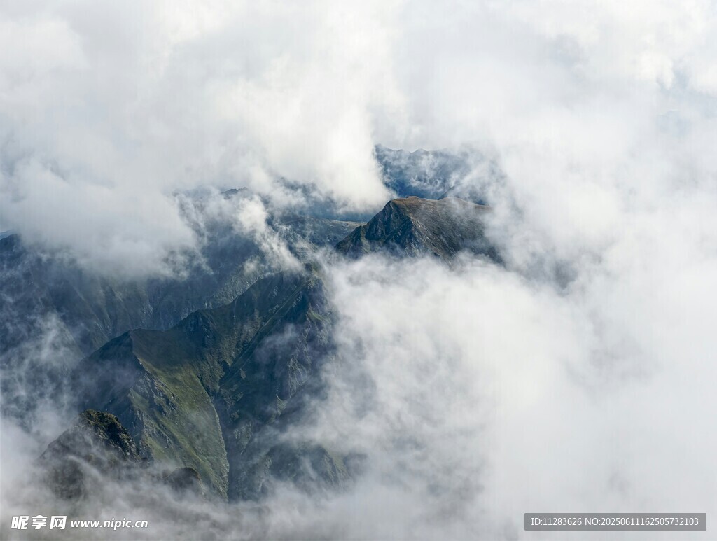 云海中的山峦美景