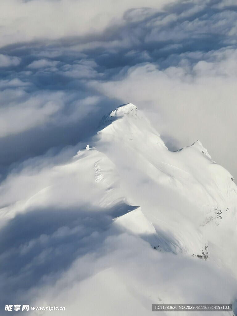 云端雪山美景