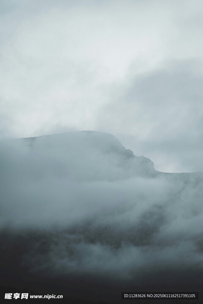 云雾缭绕的山峦美景