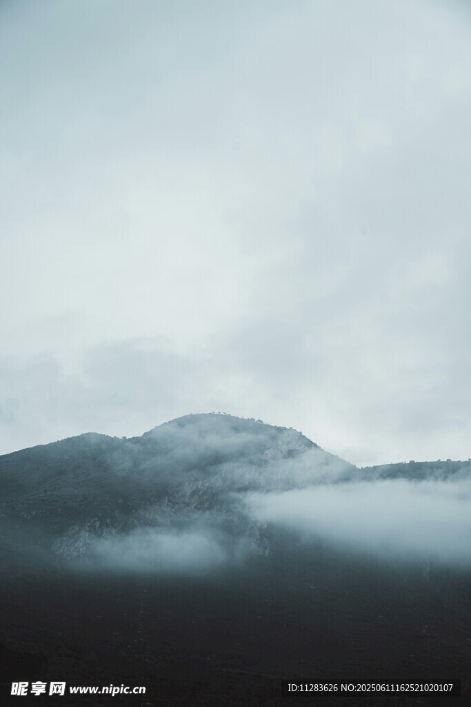 云雾缭绕的山峦美景