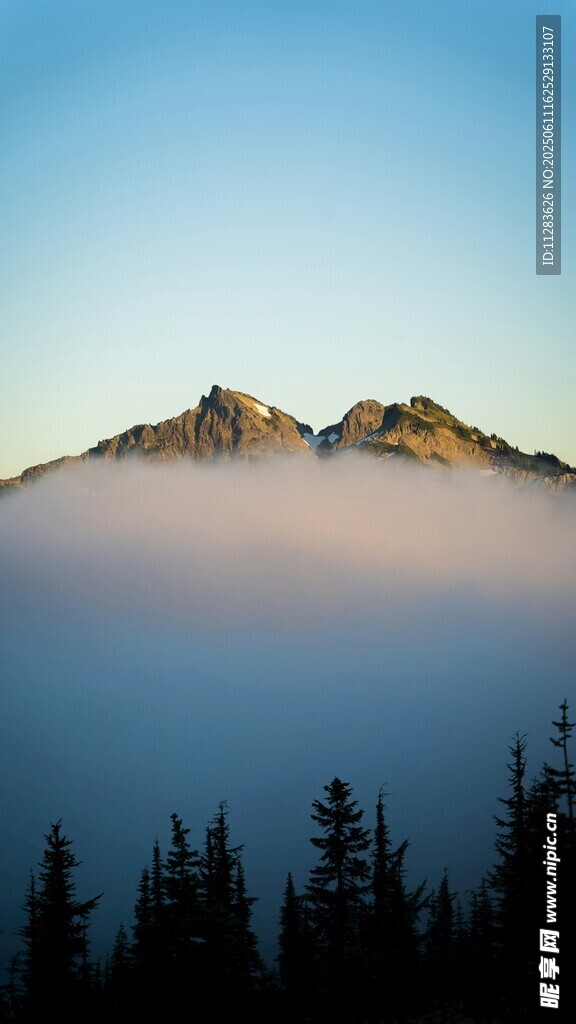云雾缭绕中的壮美山峰