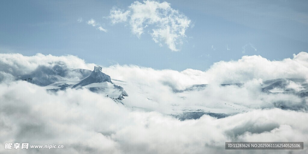 云海之上的壮丽山景