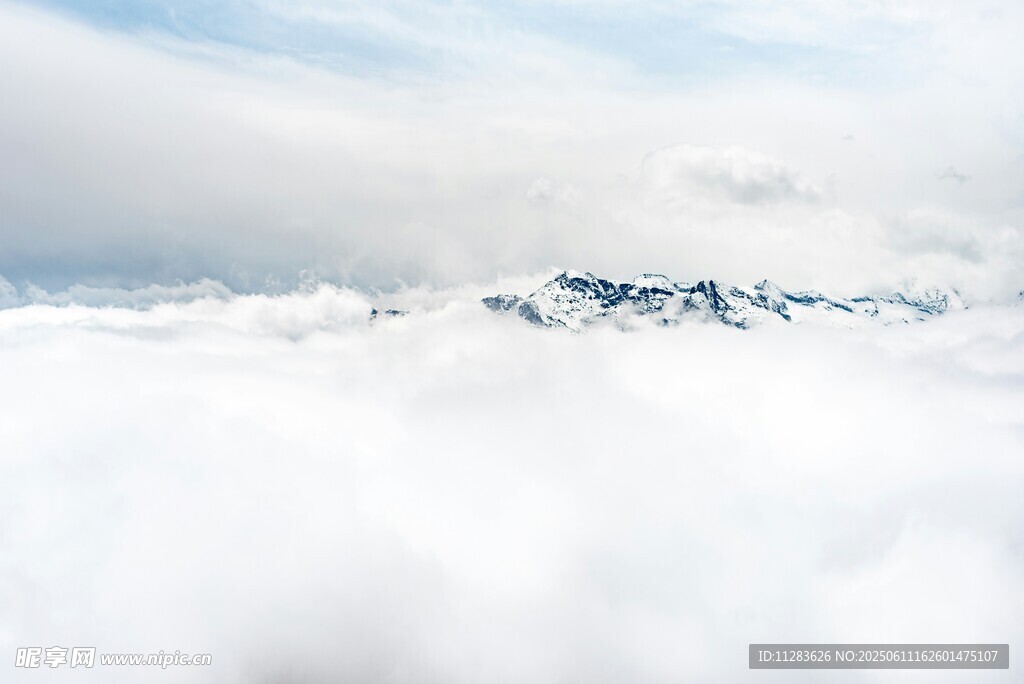 云海之上的巍峨雪山