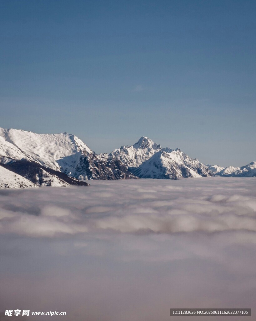 雪山云海壮丽景观