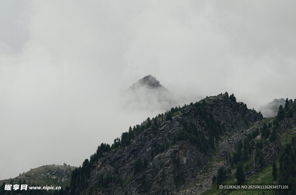 云雾缭绕的巍峨山峰