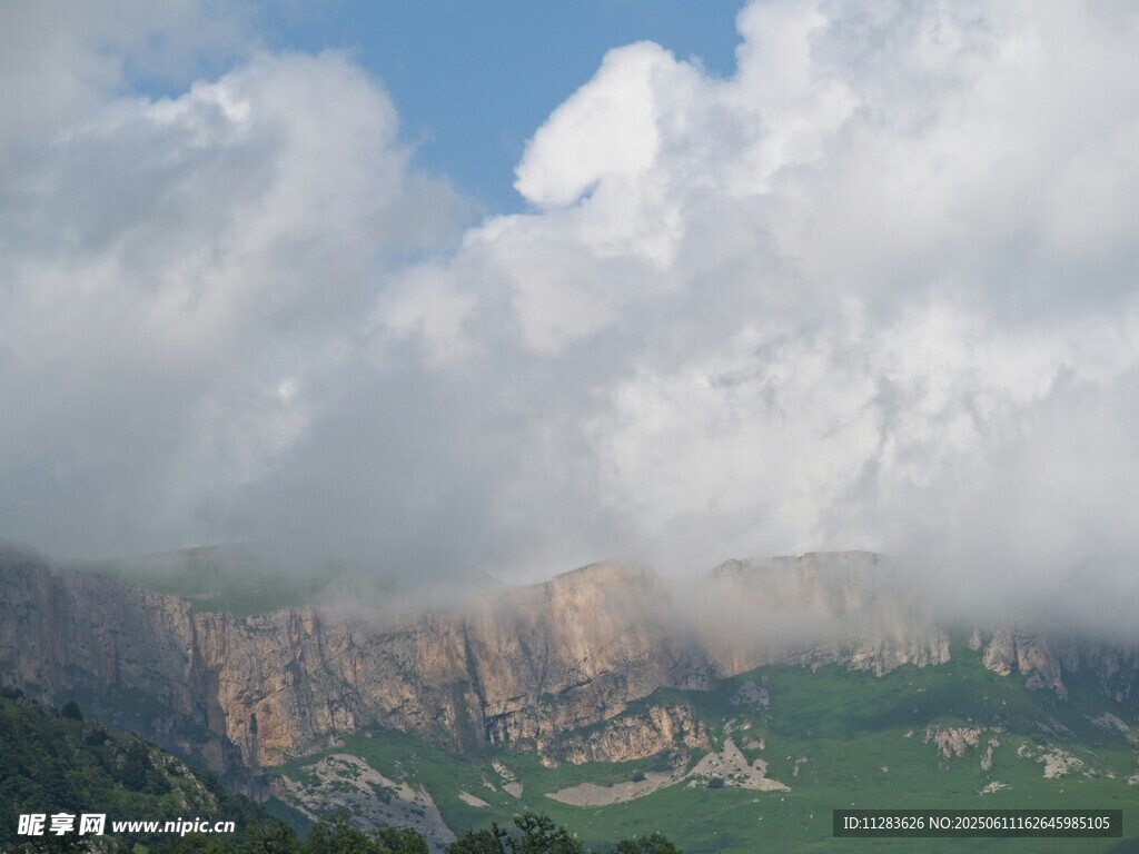 云雾缭绕的壮丽山峦景色