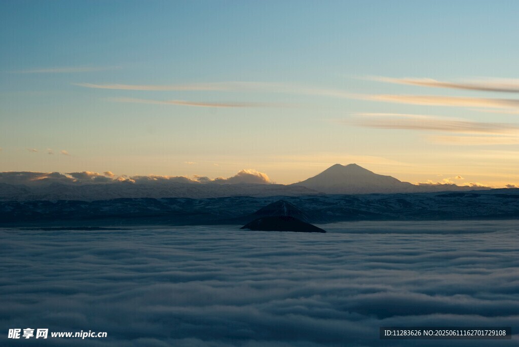 云海之上的壮丽山景