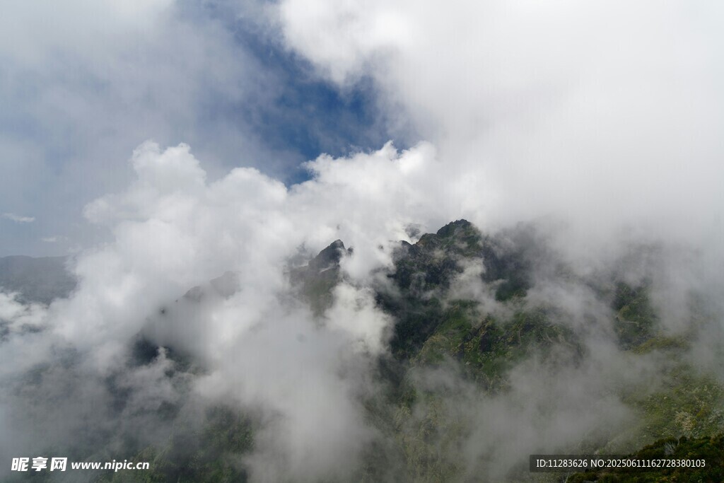 云雾缭绕的壮丽山峰