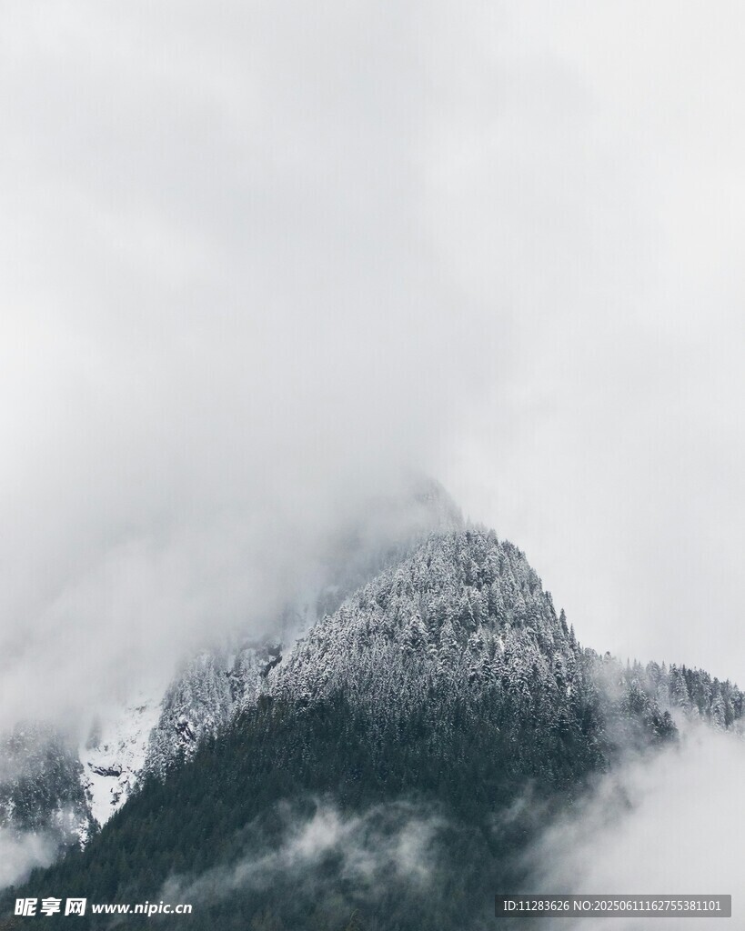 云雾缭绕的巍峨雪山