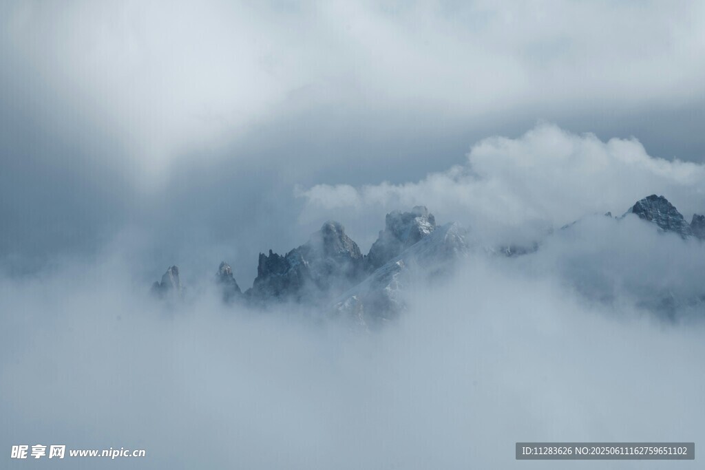 云雾缭绕中的巍峨山峰