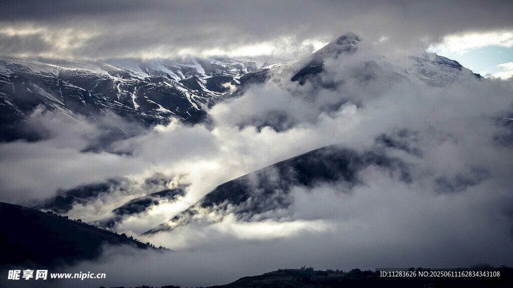 云雾缭绕的壮丽雪山