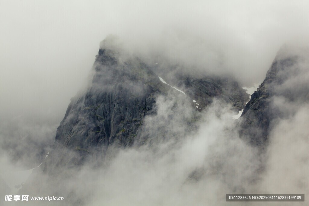 云雾缭绕的巍峨山峰