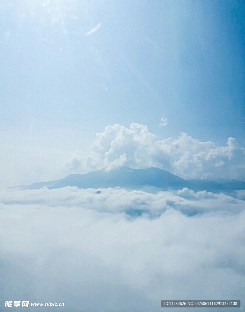 云海之上的壮丽山景