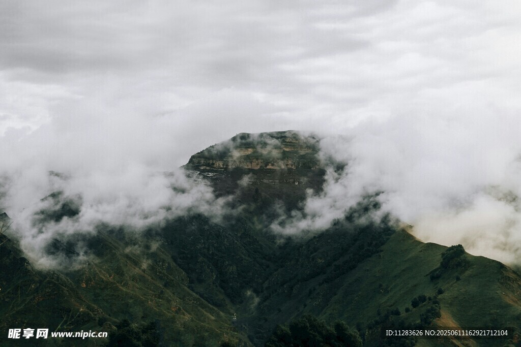 云雾缭绕的山峦美景