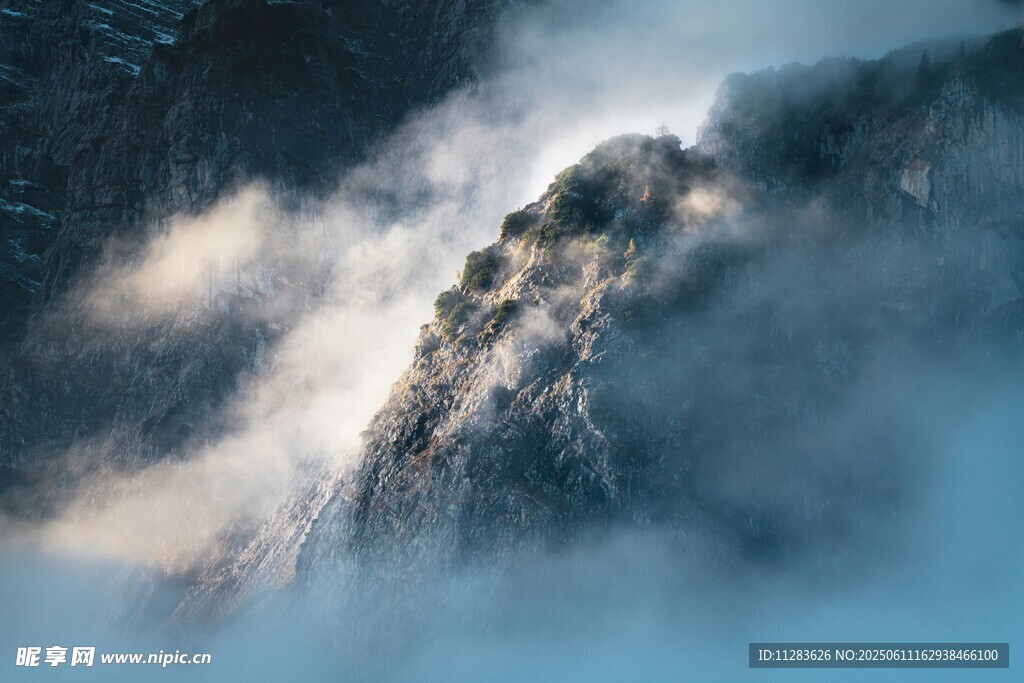 云雾缭绕的巍峨山峰