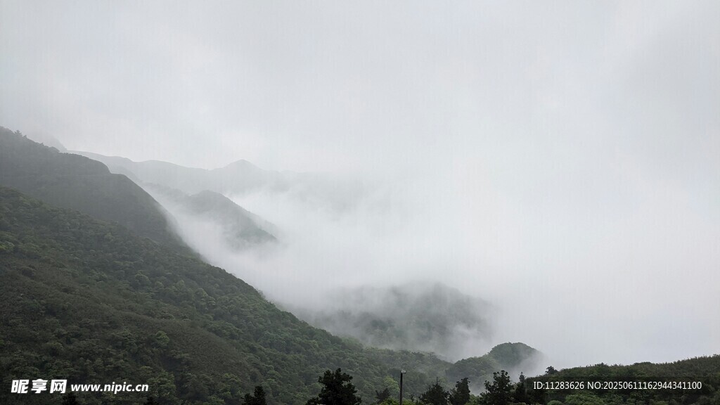 山间云雾缭绕的朦胧景致