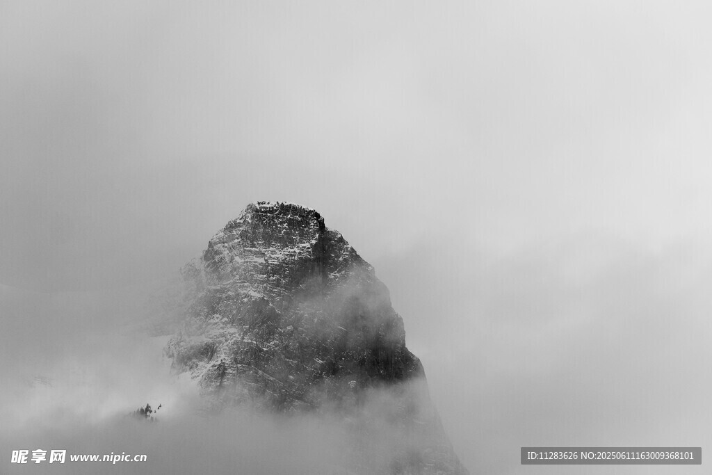 云雾缭绕中的神秘山峰