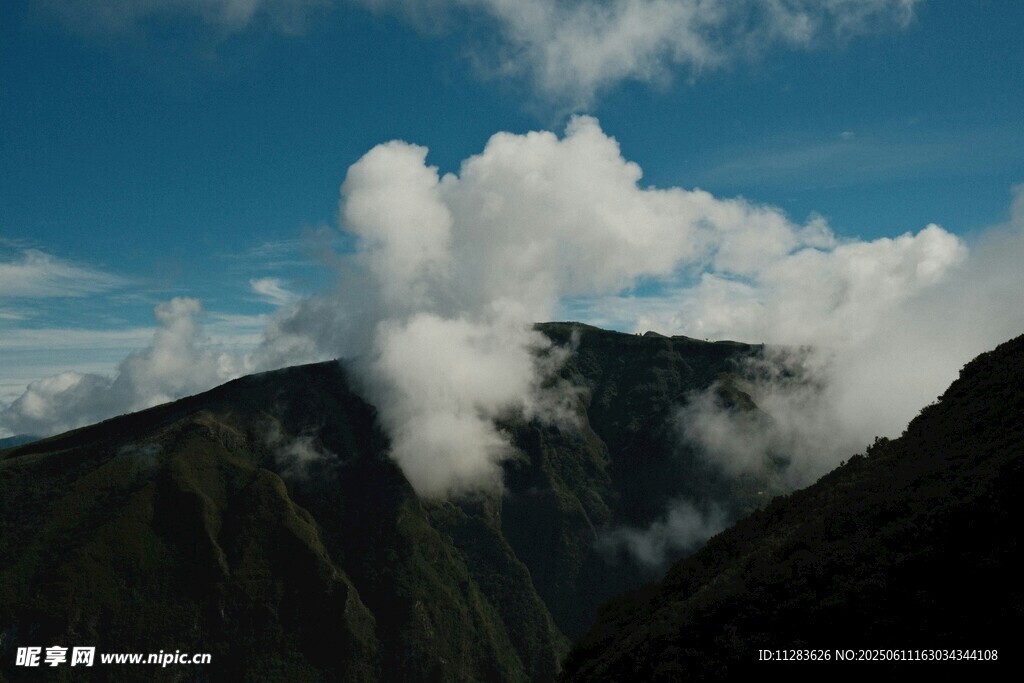 高山云海壮丽景观
