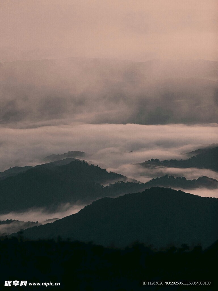 云雾缭绕的山峦美景