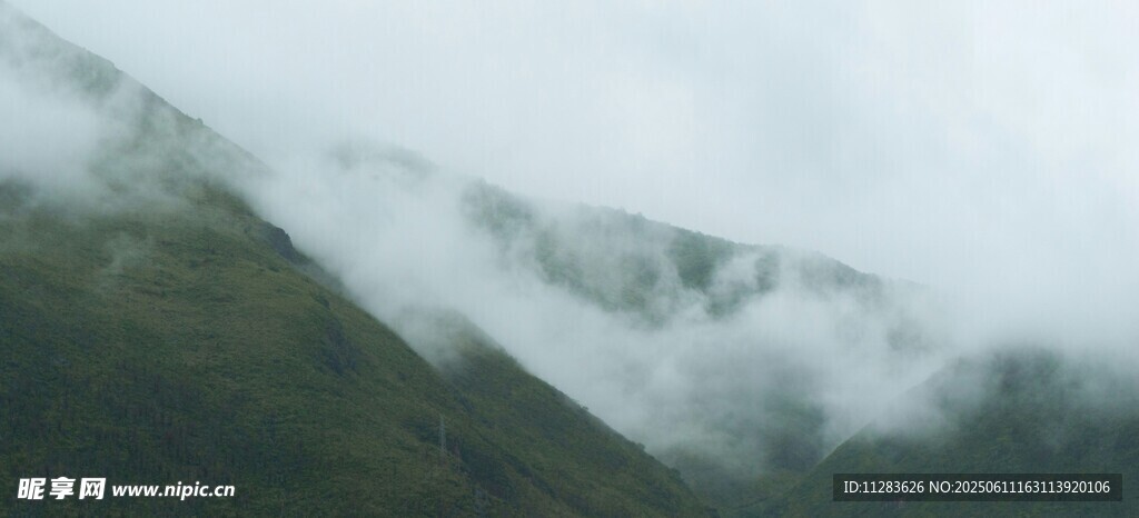 山间云雾缭绕的壮美景色